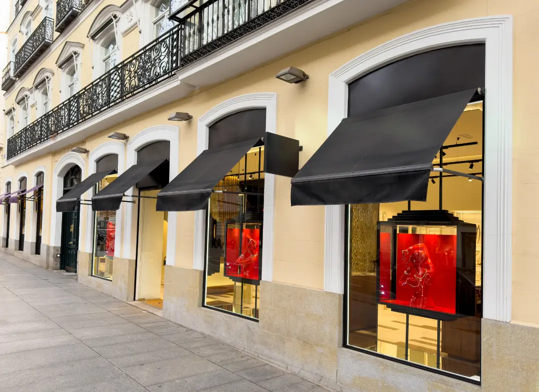 Façade vitrine de magasin en aluminium sur mesure à Sautron